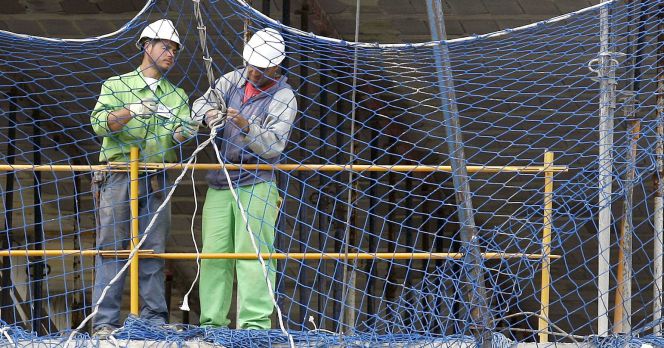 En la imagen, varios trabajadores de la construcción. EFEArchivo