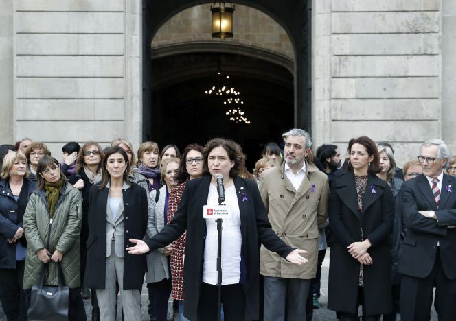 La alcaldesa de Barcelona, Ada Colau y el ersonal del ayuntamiento de Barcelona en un acto con motivo del Día de la Mujer.