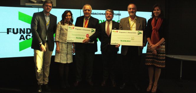 Fernando Mudarra, director general de Ayuda en Acción; Patricia Labarta, profesional de Accenture; Jaime Montalvo, presidente de Ayuda en Acción; Juan Pedro Moreno, presidente de Accenture España; Fernando del Barrio, vicepresidente de Iter, y Ana Millán, directora general de Fundación Accenture.