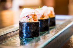 Maki de papas aliñás con ventresca de pez espada ahumado.