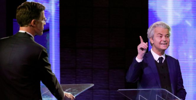 El primer ministro holandés, Mark Rutte, y el líder de la ultraderecha, Geert Wilders durante el último debate electoral en Rotterdam. REUTERSYves Herman