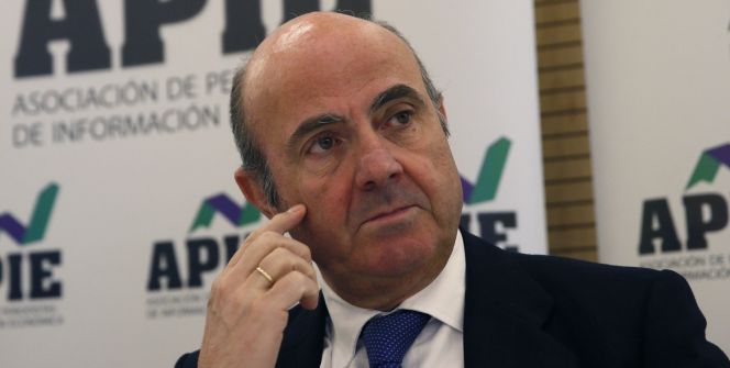 El ministro de Economía, Luis de Guindos, asiste a la mesa redonda del XXX Curso de Economía para periodistas que organiza la Asociación de Periodistas de Información Economíca (APIE), en Madrid. EFEMariscal