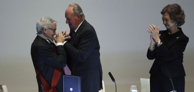 Francisco Luzón, en el momento de ser condecorado por el rey Juan Carlos ante la mirada de la reina Sofía.