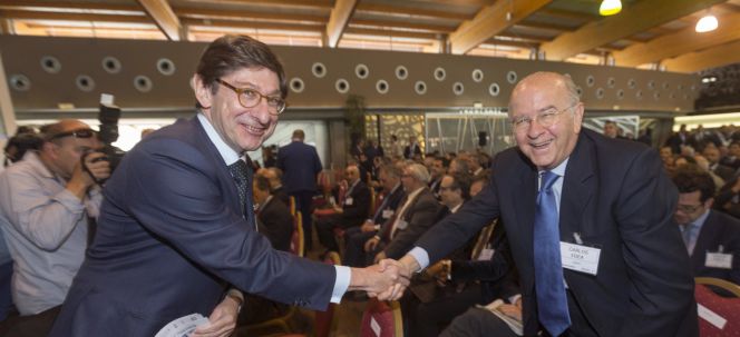 GRA349. MURCIA, 14032017.- El presidente de Bankia Ignacio Goirigolzarri (i) saluda al presidente del Banco Mare Nostrum (BMN) Carlos Egea (d), hoy durante el encuentro por el Corredor Mediterráneo impulsado por la Asociación Valenciana de Empresarios (AVE) y la Asociación Murciana de la Empresa Familiar (AMEFMUR), en Murcia. EFEMarcial Guillén