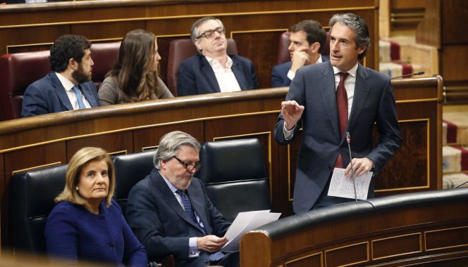 El ministro de Fomento, Íñigo de la Serna, junto a los titulares de Empleo, Fátima Báñez, y de Educación, Cultura y Deportes, Íñigo Méndez de Vigo, durante su intervención en la sesión de Control al Gobierno hoy en el Congreso de los Diputados.