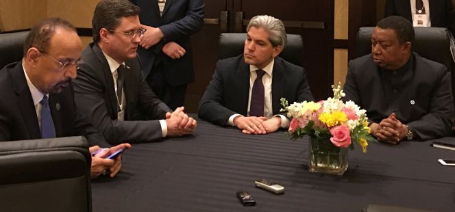 De izquierda a derecha, el ministro de Petróleo de Arabia Saudi, Khalid Al-Falih; su homólogo ruso, Alexander Novak; el subsecretario de Energía de México, Aldo Flores; y el secretario general la OPEP, Mohammed Barkindo.