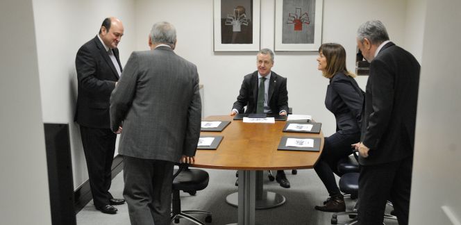 El lehendakari, Iñigo Urkullu, se reúne con la secretaria general del PSE-EE, Idoia Mendia, y el presidente del PNV, Andoni Ortuzar, para hablar sobre la negociación presupuestaria.