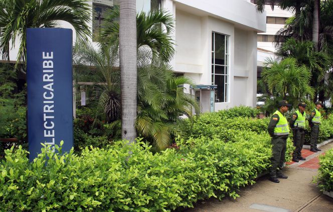 Policías custodiando la sede principal de atención al público de Electricaribe, en Barranquilla, el pasado noviembre.