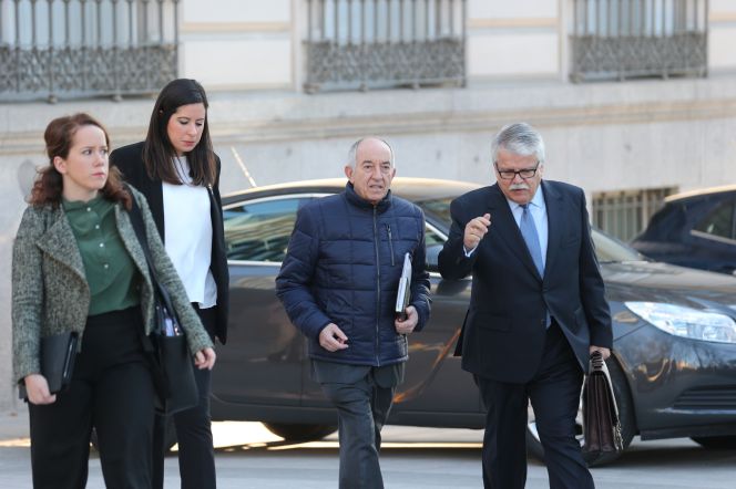Miguel Ángel Fernández Ordóñez, exgobernador del Banco de España (tercero por la izquierda), a su entrada en en la Audiencia Nacional.