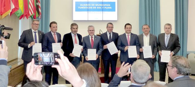 De izqda a dcha: Jordi Sais, concejal de Lloret de Mar; José Ortiz, alcalde de Torremolinos; José Miguel Rodríguez, primer edil de Adeje; Pere Granados, alcalde de Salou; Toni Pérez, regidor de Benidorm; José Julián Mena, alcalde de Arona; Alfonso Rodríguez, alcalde de Calviá y Marco Aurelio Pérez, primer edil de San Bartolomé de Tirajana.