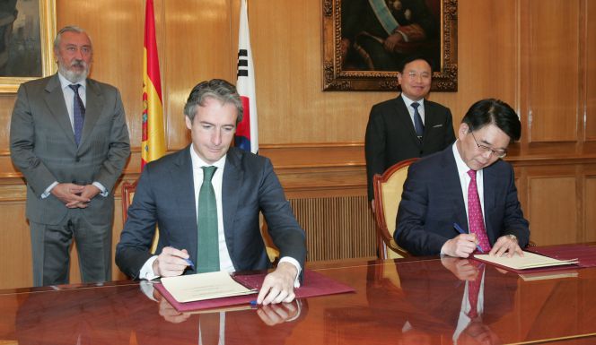 El ministro de Fomento, Íñigo de la Serna, y el ministro de Territorio, Infraestructura y Transporte coreano, Kang Ho In, esta mañana durante la firma de la alianza de España y Corea en materia de infraestructuras.