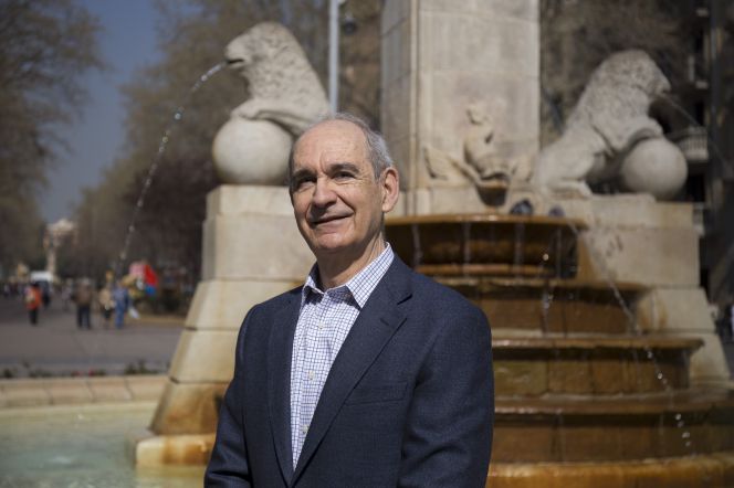 Rafael Mujeriego, presidente de la Asociación Española de Reutilización Sostenible del Agua (Asersa), en la fuente de Hércules, en Barcelona.