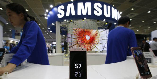 El teléfono móvil Samsung Galaxy S7 expuesto en una feria en Seúl.