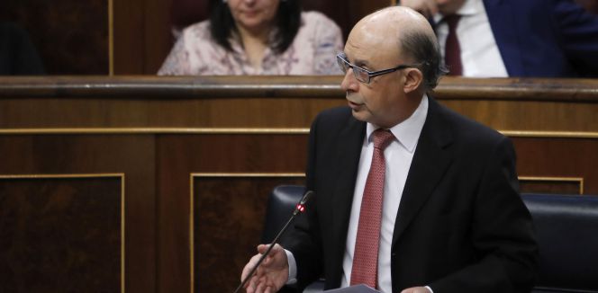 El ministro de Hacienda, Cristóbal Montoro, durante su intervención en la sesión de control al Gobierno en el Congreso de los Diputados.