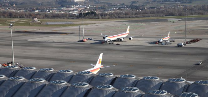 Varios aviones en las pistas de la T4 del Aeropuerto Adolfo Suárez Madrid-Barajas. EFEArchivo