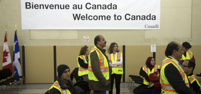 Funcionarios canadienses especializados en inmigración, esperando a refugiados sirios en Montreal.