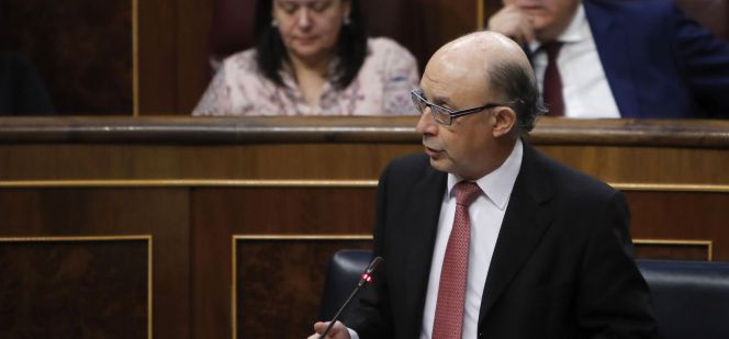 El ministro de Hacienda, Cristóbal Montoro, durante su intervención hoy en la sesión de control al Gobierno en el Congreso de los Diputados.