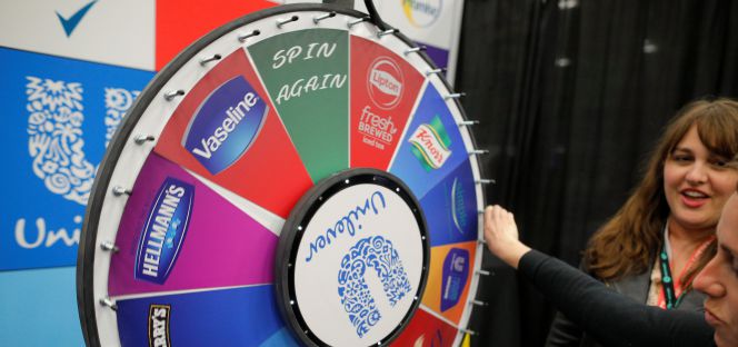 Ruleta de marcas de Unilever en una feria de empleo en Austin (Texas, EE UU).