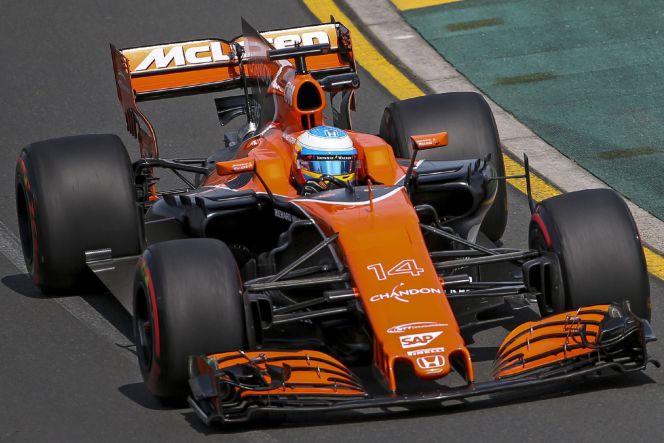 MLB78 MELBOURNE (AUSTRALIA) 24032017.- El piloto español de Fórmula Uno Fernando Alonso, de McLaren, dirige su monoplaza durante la sesión de entrenamientos libres celebrada en el circuito de Albert Park hoy, 24 de marzo de 2017, en preparación para el Gran Premio de Australia. EFEDiego Azubel