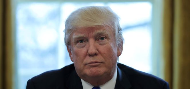 Donald Trump, compareciendo tras la retirada de su plan.