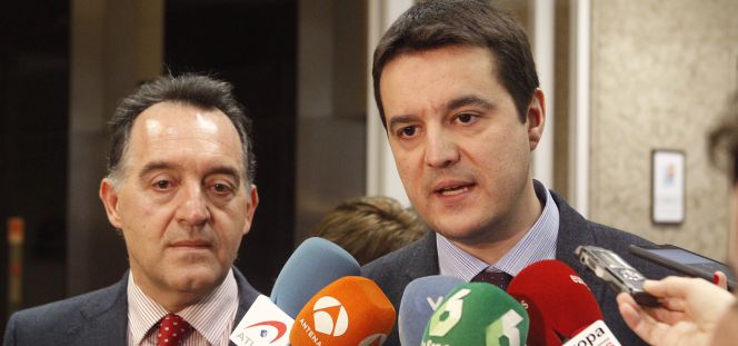 Los diputados del PSOE Oscar Galeano y Artemi Rallo, que registraron ayer una proposición no de ley para instar al Gobierno a que regule la desconexión digital tras el trabajo.