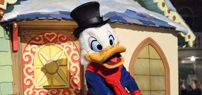 Scrooge McDuckTío Gilito, en un parque de Disney.