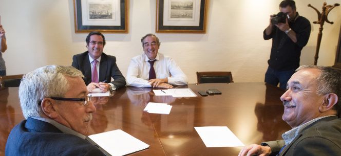 En primer plano: Ignacio Fernández Toxo (izquierda), secretario general de CC OO y Pepe Álvarez, secretario general de UGT. Al fodo, Juan Rosell (derecha) presidente de CEOE y Antonio Garamendi, presidente de Cepyme.
