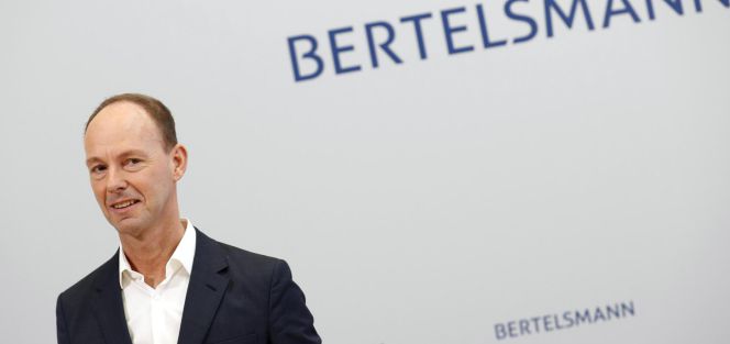 El presidente del grupo alemán de medios de comunicación y recursos educativos Bertelsmann, Thomas Rabe, da una rueda de prensa para presentar el informe financiero de la compañía en 2016 en Berlín (Alemania).