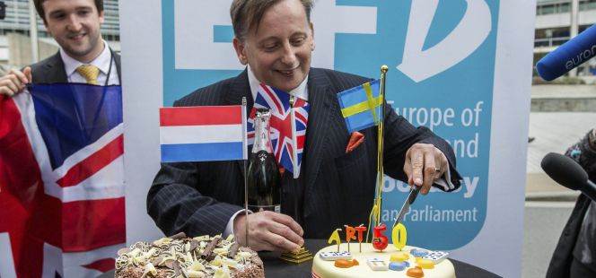 El eurodiputado del partido antieuropeo UKIP Ray Finch celebra la activación oficial del artículo 50 del Tratado de Lisboa.
