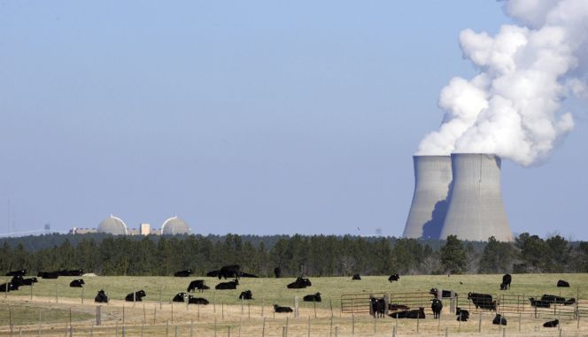 Fotografía que muestra dos torres de refrigeración de la planta nuclear de Votgle, que emplea el diseño del reactor Westinghouse Electric Company AP1000, en Waynesboro, a unos 275 kilómetros al este de Atlanta.
