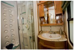 Baño de la 'suite', con hidromasaje.