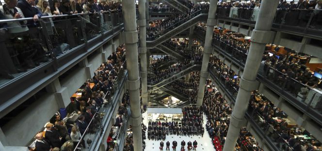 El personal de Lloyd’s enLondres celebra el Día del Armisticio, en noviembre.