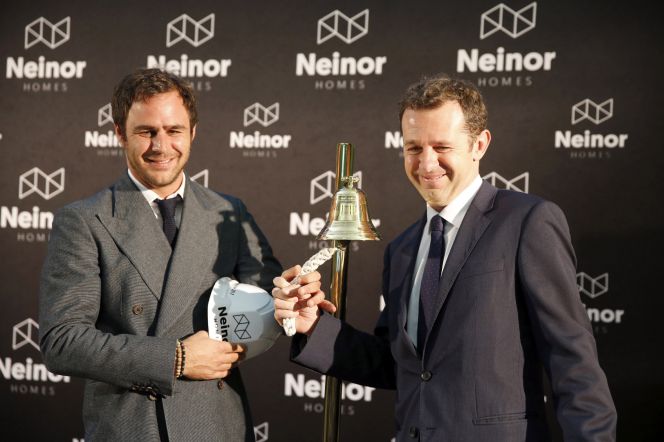 El consejero delegado de la promotora inmobiliaria Neinor Homes, Juan Velayos (derecha), y el responsable de Lone Star en España, Juan Pepa (izquierda).