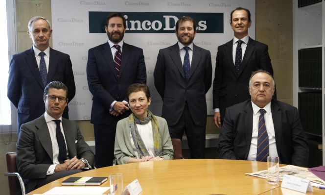 De izquierda a derecha, de pie: Julio Alcántara, consejero-director general de AIAF; Ricardo Benedé, director de originación de renta fija en Beka Finance; Jokin Cantera, jefe de desarrollo de la división de mercado de capitales en PKF; Adolfo Estévez, director de Axesor Rating.Sentados: Javier García-Palencia, jefe del mercado de capitales de Alantra; María Jesús Fernández, economista sénior de Funcas, yJavier Ferrer, director de tipos de interés y FX de Ahorro Corporación.