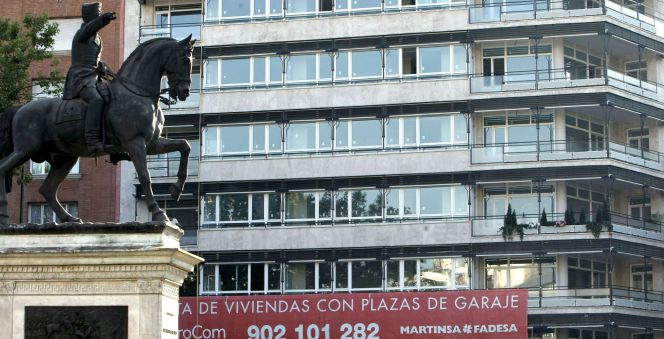 Imagen tomada en el Paseo de la Castellana de Madrid de una promoción de viviendas en venta. EFEArchivo