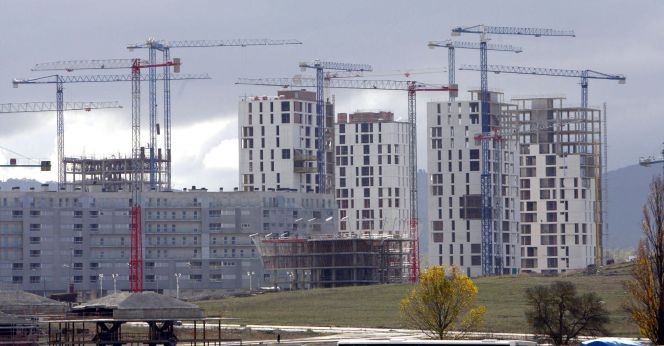 En la imagen, varios edificios de viviendas en construcción.