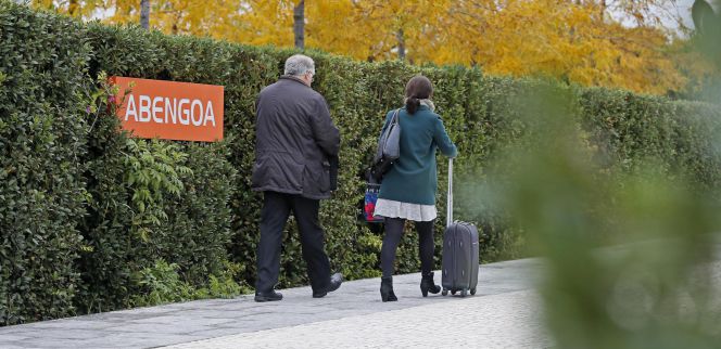 Unas personas entran al centro de Abengoa de Palmas Altas en Sevilla.