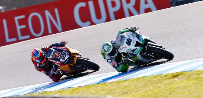 Con el dorsal 40, el piloto español de Superbikes Román Ramos, perseguido por el estadounidense Nicky Hayden.