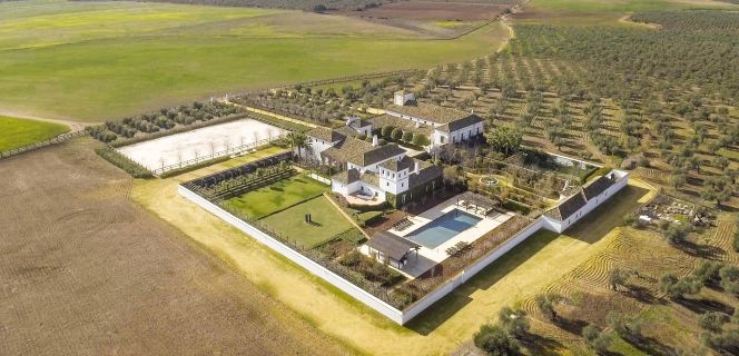 Cortijo andaluz, ubicado en la localidad de Carmona, a 30 kilómetros de Sevilla, en cartera de Engel &Völkers y valorado en 12 millones de euros.