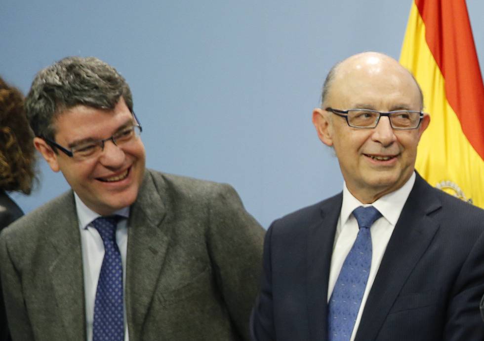 Los ministros de Energía, Álvaro Nadal, y el de Hacienda, Cristóbal Montoro