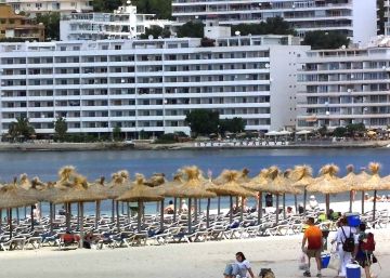 La ley turística de Baleares agrava la batalla entre hoteleros y plataformas La ley turística de Baleares agrava la batalla entre hoteleros y plataformas