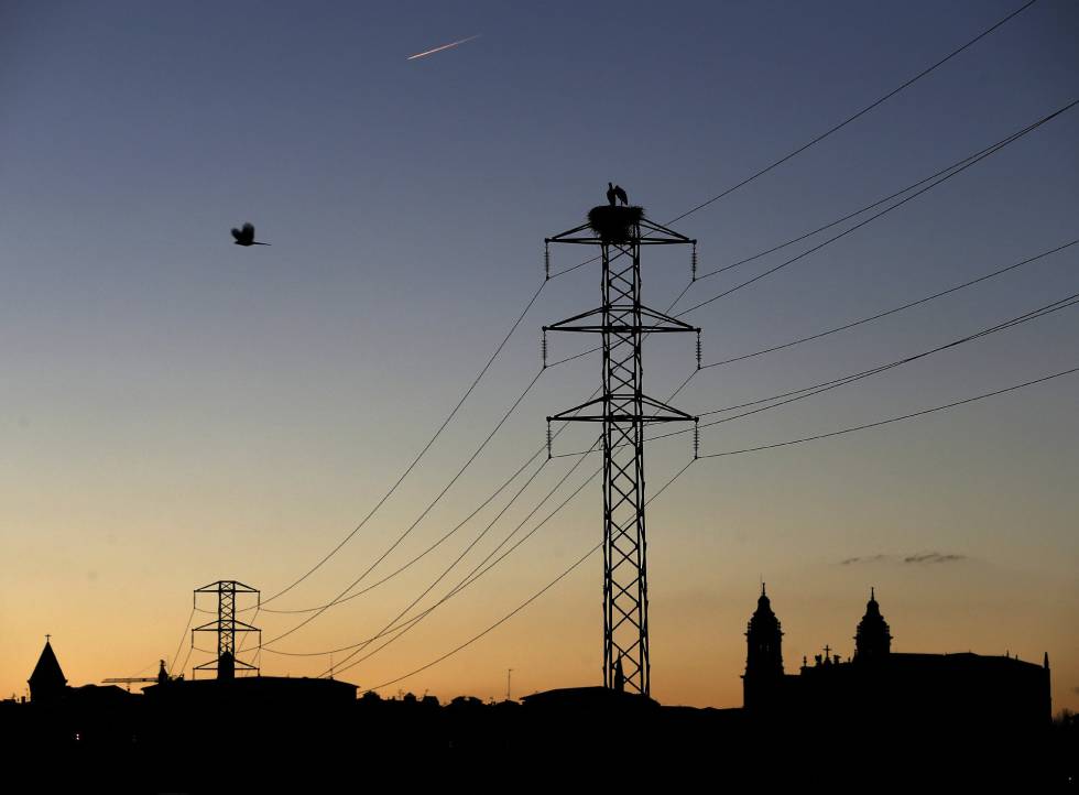 Torre de un tendido eléctrico cercano a la Catedral de Pamplona.