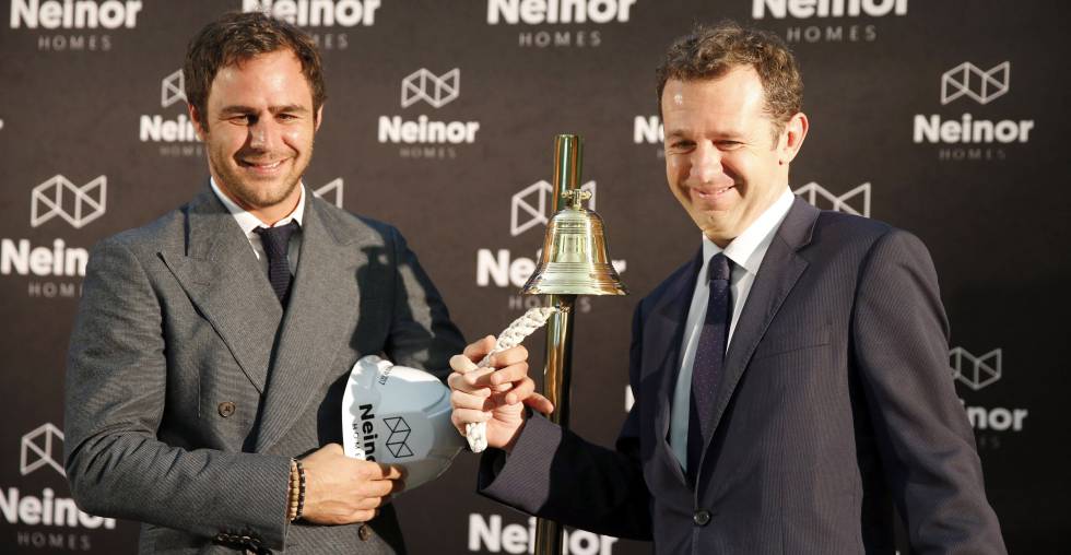 El consejero delegado de la promotora inmobiliaria Neinor Homes, Juan Velayos (derecha), y el responsable de esta empresa en España, Juan Pepa, tocan la campana en su debut en Bolsa.