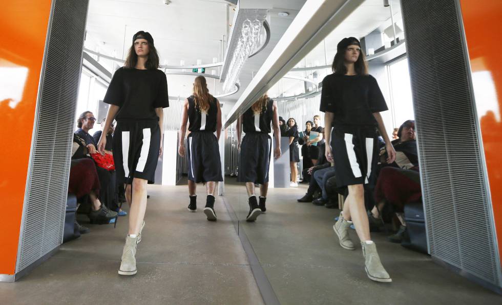 SYD01. SÍDNEY (AUSTRALIA) 17052017.- Una modelo presenta una creación de Ten Pieces durante la Semana de la Moda de Australia hoy, jueves 18 de mayo de 2017, en Sídney (Australia). EFEDAVID MOIR PROHIBIDO SU USO EN AUSTRALIA Y NUEVA ZELANDA SOLO USO EDITORIAL