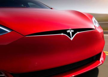 Tesla Model S de color rojo