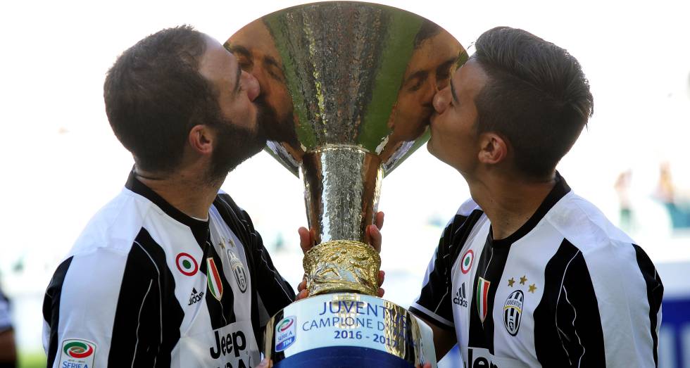 Higuaín y Dybala, celebrando el título de liga recién conquistado.