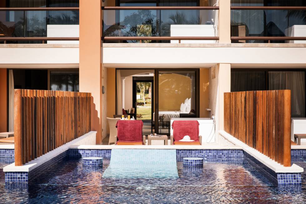 Detalle de una de las habitaciones Junior Suite Swim Up –con piscina individual– del hotel Barceló Maya Caribe en Riviera Maya.