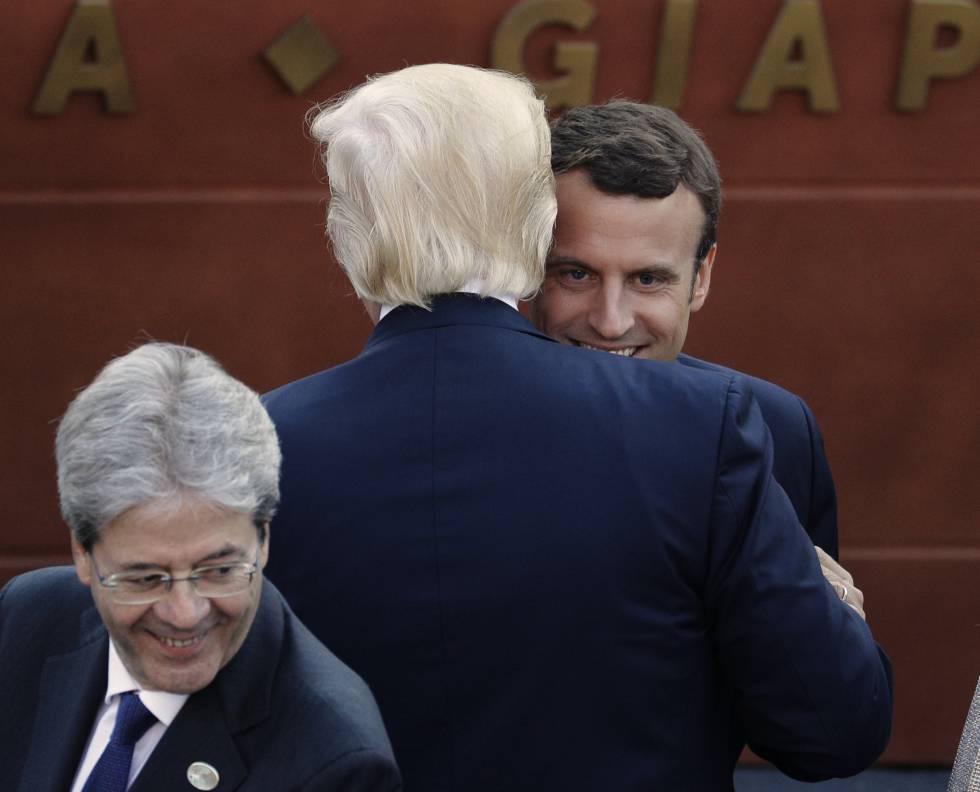 El presidente de EE UU, Donald Trump, abraza al presidente francés, Emmanuel Macron, durante el G-7 en Taormina. (AP PhotoAndrew Medichini)