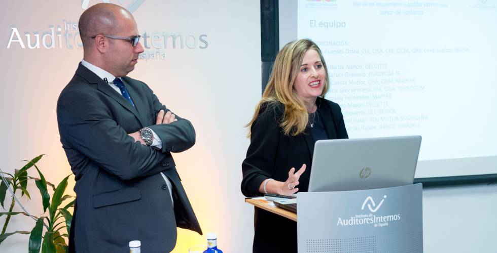 Reyes Fuentes, directora de auditoría interna y riesgos globales de Indra, y Eduardo Cuesta, director de auditoría interna de tecnología de Mapfre, en la presentación del informe.