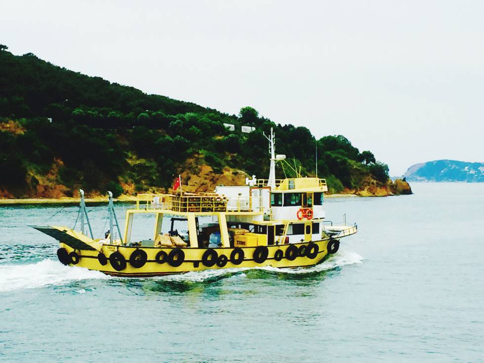 Uno de los ferris dejando el puerto de Jalki.